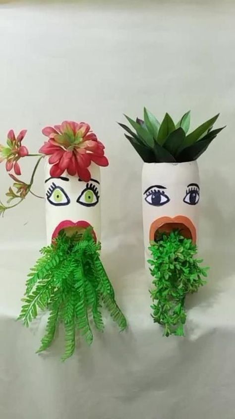 Plastic Bottle Planter, Recycled Garden Art, Reuse Plastic Bottles, Plastic Bottle Art, Diy Plastic Bottle, Plant Pot Diy, Flower Pot Design, Flower Pot Crafts, Diy Flower Pots