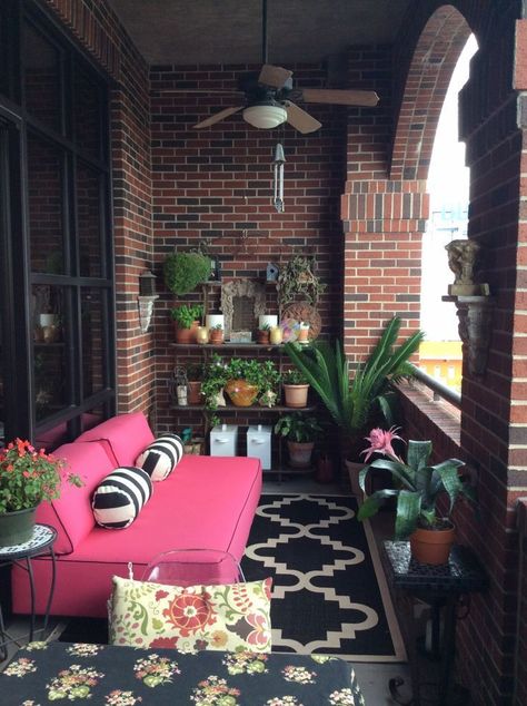 Small, private brick balcony with fan and lots of plants Design Per Patio, Ideas Terraza, Small Porch Decorating, Small Outdoor Patios, Balcony Design Ideas, Small Balcony Garden, Small Balcony Design, Apartment Patio, Outdoor Balcony