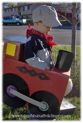 Train costume Cardboard Train, Train Costume, Boxing Halloween Costume, Box Train, Play Bakery, Conductor Hat, Halloween Costumes To Make, Polar Express Train, Homemade Halloween Costumes