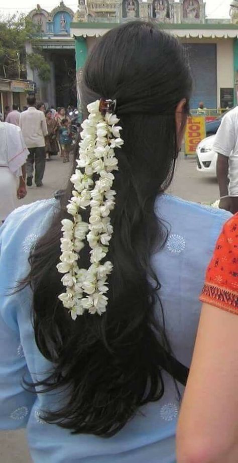 Desi Hairstyles With Flowers, Jasmine For Hair, Jasmine Flowers In Hair Indian Aesthetic, Jasmine In Hair Indian, Jasmine Flowers Hair Indian, Desi Hair Aesthetic, Flowers On Hair Indian, Flowers In Black Hair, Flower On Hair Aesthetic