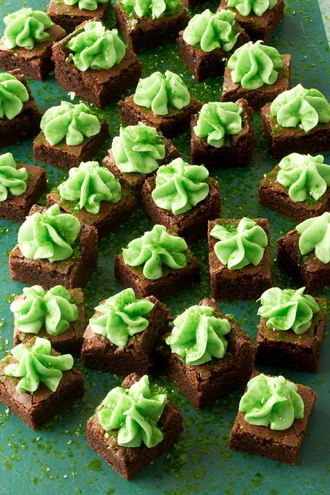 Give a St. Patrick's Day Treat St Patrick's Day Desserts, Green Dessert, Shamrock Cookies, Matcha Mint, Christmas Yummies, Green Desserts, Xmas Treats, Coffee Snacks, Cookies Bars