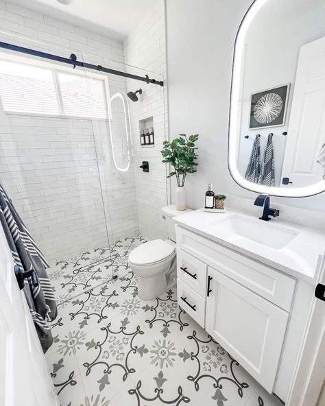 White Vanity Grey Walls, Wall Color For Black And White Bathroom, Gray Wall Bathroom Ideas, Black Gray And White Bathroom, Grey Black And White Bathroom, Gray Black And White Bathroom, Black White And Grey Bathroom Ideas, Black White Gray Bathroom, Black White Grey Bathroom