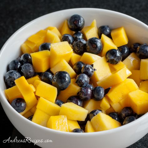 MANGO BLUEBERRY SALAD WITH GINGER VINAIGRETTE Blueberry Salad Recipes, Blueberry Salad, Ginger Recipes, Summer Refreshments, Delicious Fruit, Raw Food, Healthy Salad Recipes, Raw Food Recipes, Blueberries