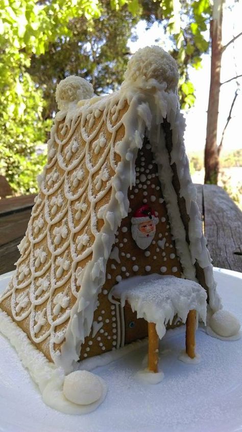 A Frame Gingerbread House Ideas, Flat Gingerbread House Ideas, Triangle Gingerbread House Ideas, A Frame Gingerbread House, Gingerbread House Designs Ideas, Small Gingerbread Houses, Royal Icing Gingerbread House, Gingerbread Town, Gingerbread Designs