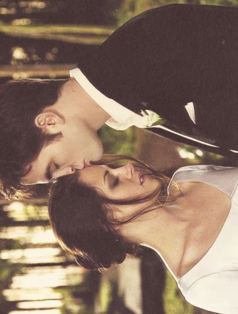 Twilight Bella And Edward, Twilight Wedding, Epic Love, Twilight Saga Series, Robert Pattinson Twilight, Twilight Breaking Dawn, Twilight Edward, Twilight Photos, Twilight Book