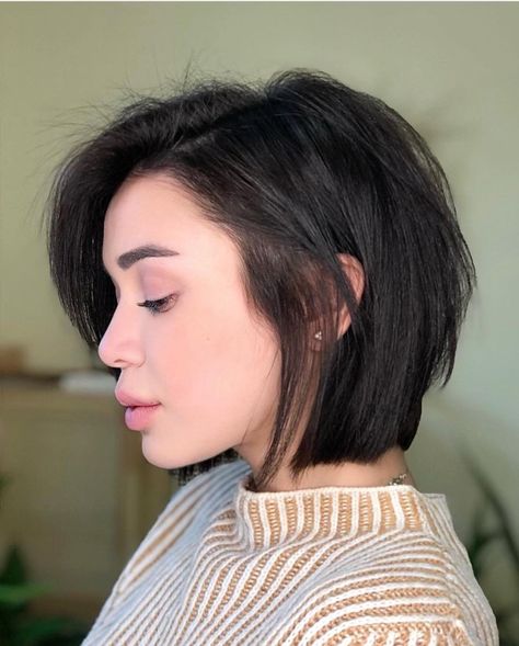 Short Curly Inverted Bob, Medium Length Inverted Bob, Inverted Bob With Bangs, Bob With Bangs Hairstyles, Curly Inverted Bob, Long Lob, Inverted Bob Haircut, Sleek Short Hair, Haircuts 2022