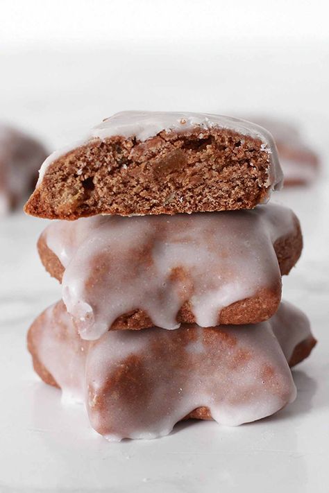 Vegan Lebkuchen, Lebkuchen Vegan, Vegan Christmas Baking, Vegan Christmas Cookies, Vegan Cookies Recipes, Cookie Calories, Vegan Christmas, Plant Based Eating, Chocolate Almonds