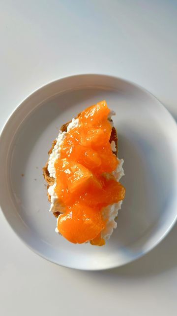 Ella Henry on Instagram: "let’s make lunch :) persimmon toast the first time i ate cottage cheese was with persimmon and it was SO INCREDIBLE that i’m just obsessed with this combo. sounds so weird but it’s truly perfect!!! love a loaded toast moment all you need is: sourdough toast, whipped brown butter honey butter, cottage cheese, ripe persimmon, flakey salt for the whipped brown honey butter: 1. brown your butter 2. fill up a bowl with ice water and place a smaller bowl in the ice water bowl 3. pour your butter in the smaller bowl with honey and flakey salt 4. WHIP IT UP until it’s smooth (don’t overwhip!) #brownbutter #persimmon #fallrecipes #winterrecipes #thanksgiving #sourdough #easyrecipes #lunchideas #quicklunch #highprotein #cottagecheese" Persimmon Toast, Thanksgiving Sourdough, Loaded Toast, Sourdough Toast, Flakey Salt, Make Lunch, Butter Honey, Whip It, So Weird