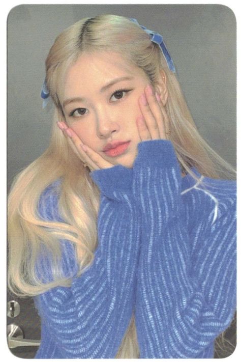 ROSÉ R KTOWN4U PHOTOCARD SCAN Blackpink Rosé Cute, Blackpink Cute, Black And White Photo Wall, Bp Rosé, Black Pink Background, Photocard Scan, Best Profile Pictures, Casual College Outfits, Rose Icon