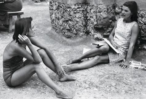 <strong>COMPARING NOTES</strong><br> Princess Lee Radziwill and First Lady Jacqueline Kennedy, photographed by Benno Graziani in Conca dei Marini, Italy, 1962. © Benno Graziani/Photo12. Jean Pierre Aumont, Carole Radziwill, Peter Beard, Aristotle Onassis, Cristobal Balenciaga, Lee Radziwill, Bianca Jagger, Giovanna Battaglia, Jackie O