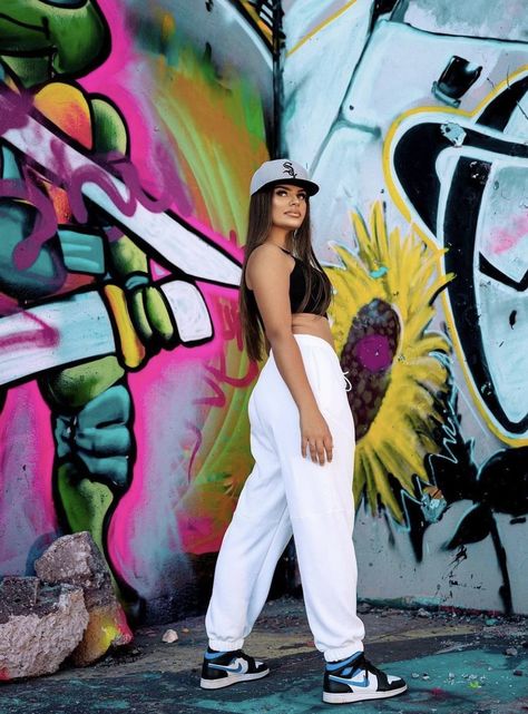 Colourful Graffiti, Street Style Photoshoot, Migos Rapper, Street Fashion Photoshoot, Street Photography Graffiti, Street Photography Portrait, Graffiti Pictures, Graffiti Photography, Senior Picture Outfits