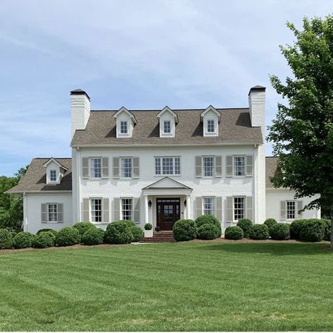 Modern Farmhouse Apartment, White Colonial, Colonial House Exteriors, Farmhouse Apartment, Colonial Exterior, Dream Life House, Decorating Home, Diy Bedroom, Up House