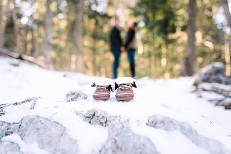 Snow Baby Announcement Ideas, Outdoor Winter Maternity Shoot Snow, Snowy Pregnancy Announcement, Snow Pregnancy Photoshoot, Pregnancy Announcement Photoshoot Winter, Baby Announcement Photoshoot Winter, Outdoor Winter Maternity Photos, Pregnancy Winter Photoshoot, Winter Baby Announcement Photos