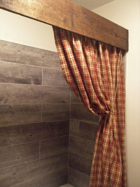 Fancy Shower Curtains, Baños Shabby Chic, Primitive Bathroom, Farmhouse Bathroom Design, Primitive Bathrooms, Rustic Bathroom Designs, Country Bathroom, Shabby Chic Bathroom, Rustic Bathrooms