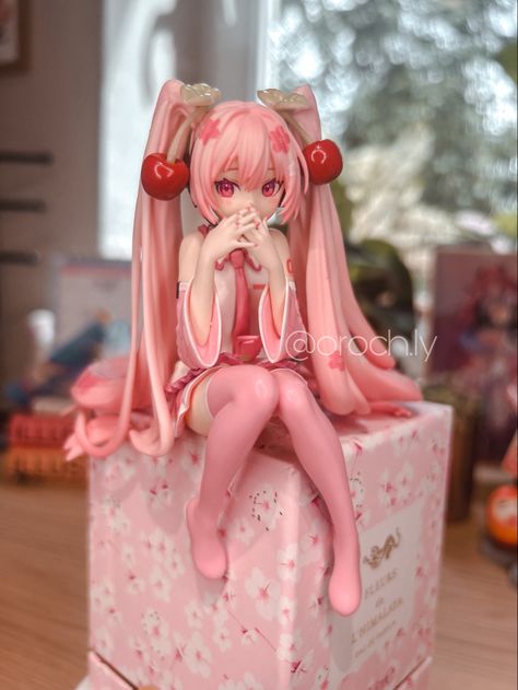 Hatsune Mikue Noodle Stopper Figure, Sakura 2023 Sakura Hatsune Miku Figurine, Sakura Miku Noodle Stopper, Hatsune Miku Noodle Stopper, Noodle Stopper Figurines, Miku Figure Aesthetic, Sakura Miku Aesthetic, Sakura Miku Figurines, Anime Figurines Aesthetic, Hatsune Miku Figurines