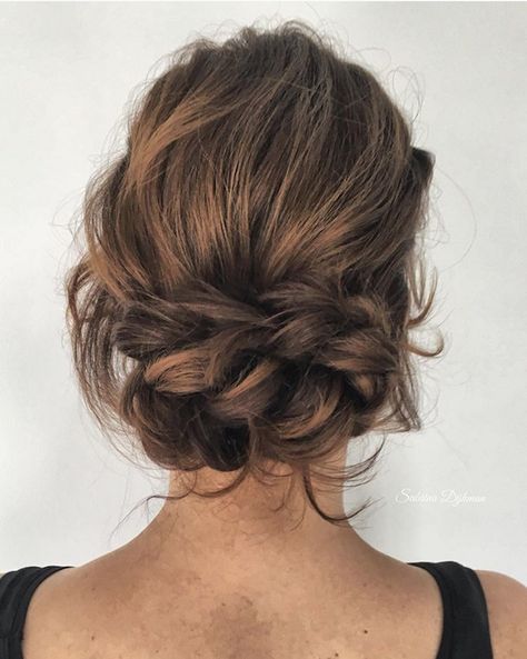 24 gorgeous messy wedding updos - TANIA MARAS | bridal headpieces + wedding veils Messy Wedding Hair, Peinados Recogidos, Low Bun, Penteado Cabelo Curto, Relaxed Hair, Trending Hairstyles, Braided Updo, Box Braids Hairstyles, Braids For Short Hair