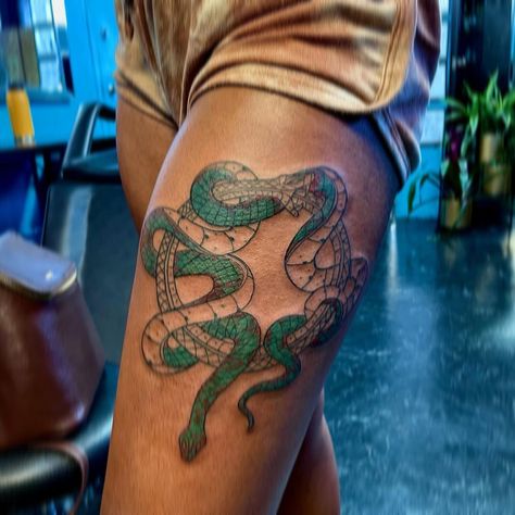 cool 25 Color Tattoos On Dark Skin to Have in 2021 Color Tattoos On Dark Skin, Tattoos On Dark Skin, Small Tattoos Ideas, Dark Skin Tattoo, Girl Thigh Tattoos, Black Girls With Tattoos, Time Tattoos, Feminine Tattoos, Dope Tattoos