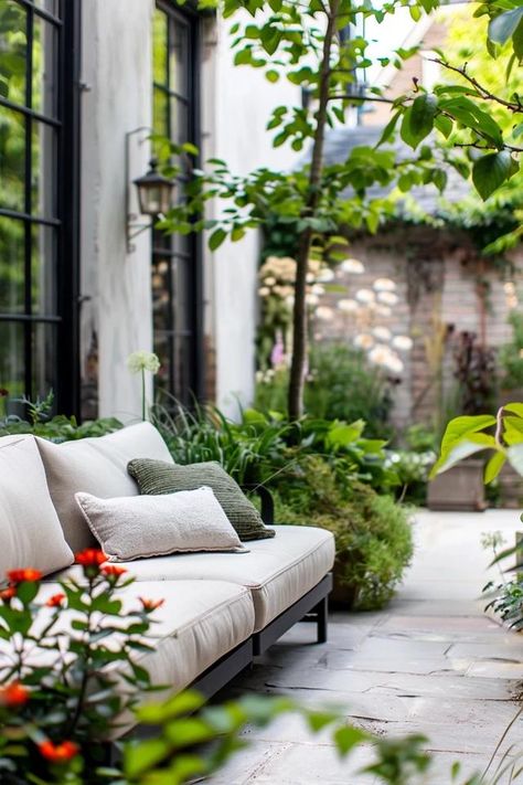 Chic Landscape Ideas for Townhouse Gardens Dream Flower, Small Urban Garden, Townhouse Garden, Dwelling Place, Narrow Garden, Tropical Garden Design, Backyard Balcony, Cozy Patio, Flower Pots Outdoor