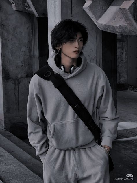 Guy In Hoodie Reference, Handsome Asian Men With Long Hair, Korean Street Fashion Men, Masc Fashion, Estilo Harajuku, Hot Asian Men, Human Poses Reference, Human Poses, Pose Reference Photo