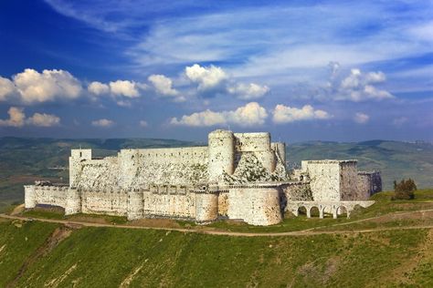 "Castle of Kurds" is a Crusader castle in Syria and one of the most important preserved medieval castles in the world. Krak des Chevaliers, also Crac des Chevaliers, Ḥoṣn al-Akrād, Castle Alhsn, formerly Crac de l'Ospital. Krak Des Chevaliers, Iran Travel, Scottish Castles, Castle Ruins, San Giovanni, Beautiful Castles, Medieval Castle, Crusades, Ancient Cities