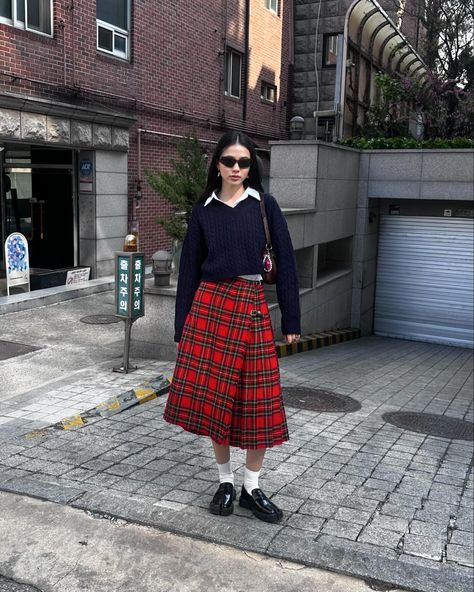 Woman Kilt Outfit, Kilt Fashion Women Outfit, Modest Pleated Skirt Outfit, Long Kilt Outfit Women, Midi Skirt With Loafers, Long Tartan Skirt Outfit, Kilt Outfits Women, Scottish Skirt Outfit, Checked Skirt Outfit