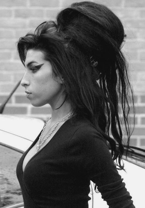 Amy Winehouse Black, Amy Winehouse Style, Amy W, Amazing Amy, Amy Winehouse, Female Singers, Back To Black, Celebrity Weddings, Persona