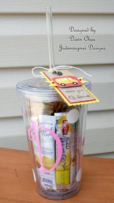 Cute gift idea: Fill a plastic monogrammed cup with an assortment of drink packets.. Oraginze Ideas, Monogram Teacher Gifts, Chocolate Mints, Monogram Cups, Secret Sisters, Drink Mixes, Granola Bar, Freezer Meal, Cadeau Diy