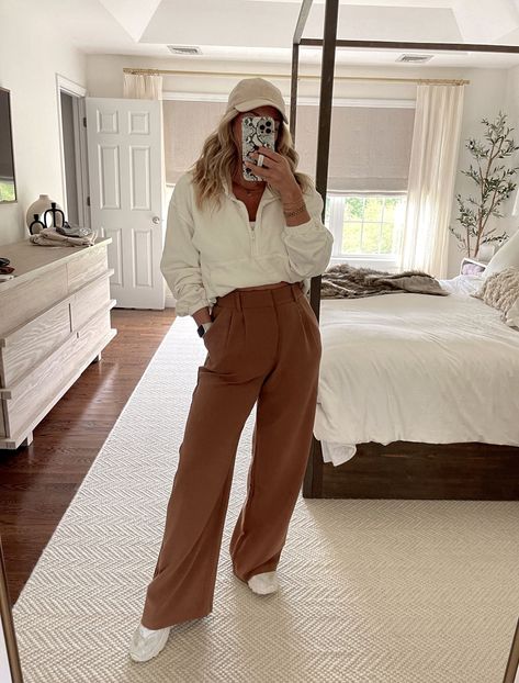 Fall Outfits With Trousers, Tan Palazzo Pants Outfit, Trouser Fall Outfits, Abercrombie Fall Outfits, Sloan Pants Outfits, Abercrombie Sloane Pant, Beige Trousers Outfit Classy, Abercrombie Trousers Outfit, Abercrombie Sloane Pant Outfit