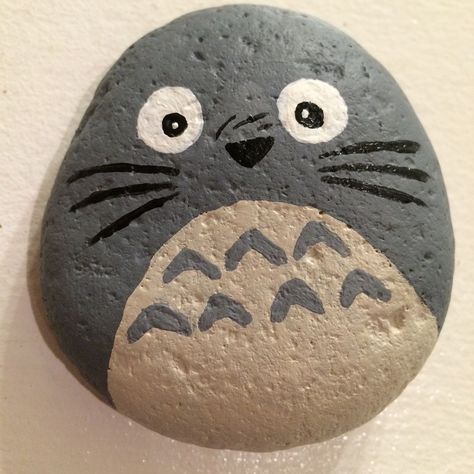 Totoro Art, Painting Girl, Stone Art Painting, Painted Rocks Kids, Neighbor Totoro, Rock And Pebbles, Painted Rocks Craft, Painted Rocks Diy, Rock Painting Patterns