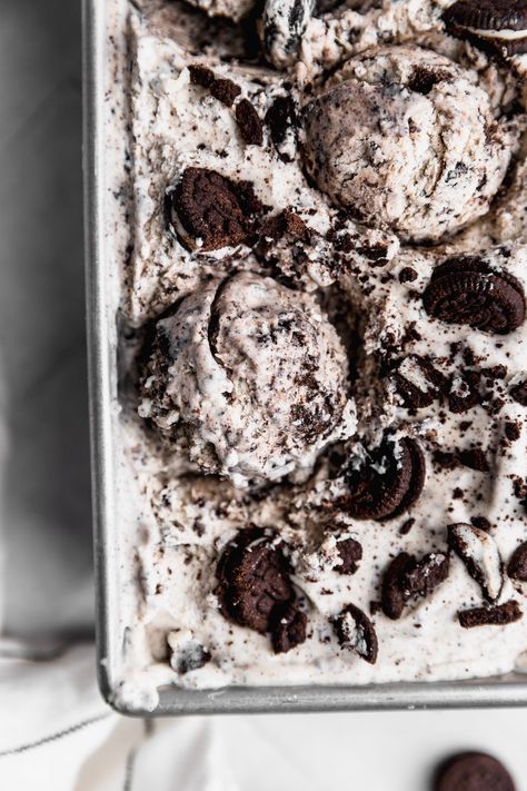 Uno de los helados más populares es el del cookies and cream. Es un helado de vainilla al que le agregamos galletas de chocolate rellenas y es extremadamente fácil de hacer. Además para esta receta no necesitas tener una máquina de helado. La entrada Helado de cookies and cream (sin máquina de helado) se publicó primero en Cravings Journal. Journal Recipes, Oreo Ice Cream, Berry Cake, Frozen Desserts, Cookies And Cream, It's Cold, Chocolate Cookie, Oreo, Frozen