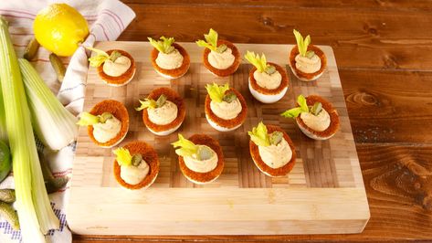 Bloody Mary Deviled Eggs = The Genius Party App You Never Knew You NeededDelish Sriracha Deviled Eggs, Fried Deviled Eggs, Devilled Eggs Recipe Best, Egg Benedict, Toast Pizza, Best Deviled Eggs, Deviled Eggs Easy, Bacon Deviled Eggs, Deviled Eggs Classic