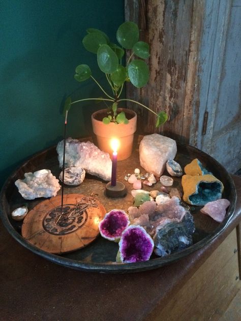 Spiritual Altar Ideas, Zen Altar, Witchy Room Aesthetic, Home Meditation Room, Decor Room Ideas, Candle With Crystals, Sacred Space Altar, Crystal Room Decor, Ideas Room Decor