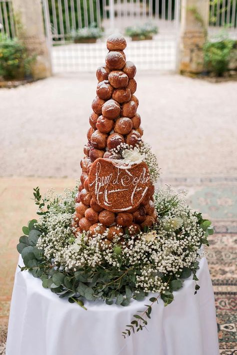 Choux Pastry Tower, Macaron Tower Wedding Cake, Croquembouche Wedding, Country Wedding Dresses Bridesmaid, Macaron Croquembouche, Wedding Cake Color, French Wedding Cake Croquembouche, Country Wedding Bridesmaids, French Wedding Cakes