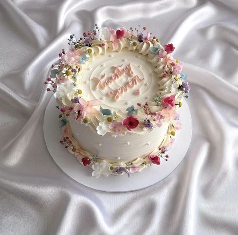 Strange Wedding, 27th Birthday Cake, 19th Birthday Cakes, Heart Birthday Cake, 25th Birthday Cakes, Vintage Birthday Cakes, Mini Cakes Birthday, 26th Birthday, Cake Inspo