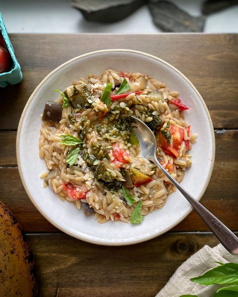 Vegetarian One-Pot Eggplant Orzo with Tomatoes and Pesto — LUKAS VOLGER Eggplant Orzo, Vegetarian Main Dish, Blueberry Smoothie Recipe, One Pot Vegetarian, Csa Recipes, Vegetarian Main Dishes, Tomato Pesto, Blueberries Smoothie, Juicy Tomatoes