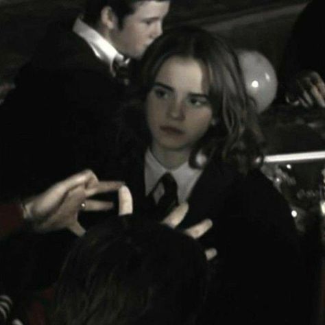 #kesfettt #jeonyumji Pictures At Home, Hermione Granger Aesthetic, Emma Watson Harry Potter, Harry Potter Icons, Professional Tips, Hogwarts Aesthetic, Harry Potter Actors, Professional Photos, Harry Potter Hermione