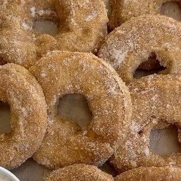 faith fresh on Instagram: "i could eat twenty of these 😩🍎🥧 these taste & smell like fall, therefore u should make them hehe. recipe is below!! apple rings: ••• slice apples & cut out the middles ••• cover in batter (1 cup flour, 1/4 cup starch, cinnamon, & 1 cup milk) ••• fry in oil until crispy (i heated up about an inch of oil on medium heat, then fried the rings for about 2 minutes on each side or until they got crispy) ••• cover in cinnamon & sugar & enjoyyyy 🧡 #instafood #veganrecipes # Smell Like Fall, Apple Rings, Vegan Challenge, Plant Based Cookbook, Famous Recipe, Vegan Nutrition, Vegan Meal Plans, Vegan Meal Prep, Tasty Baking