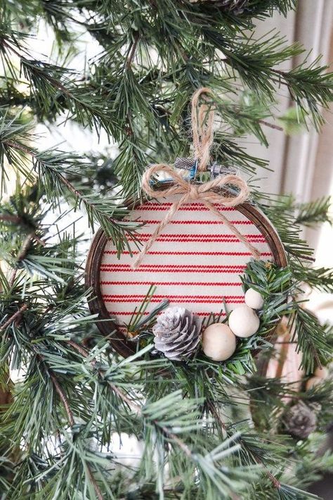 Rustic farmhouse style DIY Christmas tree ornaments using mini embroidery hoops. How to craft embroidery hoop DIY Christmas ornaments to decorate your Christmas tree this holiday season. Frugal holiday design on a dime Christmas ornaments ideas to decorate your home for the winter holiday ChrIstmas season. This Hometalk DIY Christmas home decor project will look lovely on your rustic Christmas tree this winter holiday season. DIY Christmas decorations to make for the holidays. Hoop Ornaments, Ideas For Projects, Frugal Homemaking, Embroidery Hoop Christmas, Hoop Crafts, Hometalk Diy, Craft Embroidery, Ornament Making, Burlap Garland