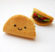 m Felt Taco, Beautiful Keychains, Kawaii Felt, Pillows Ideas, Food Pillows, Felt Crafts Diy, Super Kawaii, Felt Food, Kawaii Plushies