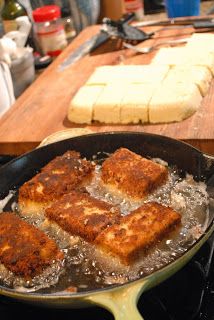 Fried Grit Cakes ⋆ Two Lucky Spoons Fried Shrimp And Grits Recipe, Fried Grits Cakes, Grit Fritters, Leftover Grits, Fried Grits, Grit Cakes, Grits Casserole, Cheesy Grits, Thomas Keller