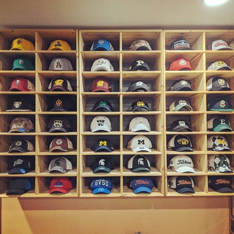 Hat Storage Ideas Men, Shoe And Hat Storage, Hat Shelf Ideas Diy, Hat Shelves Ideas, Custom Closet Hat Storage, Baseball Hat Collection, Mens Baseball Hat Display, Caps Storage Ideas, Organize Ball Caps