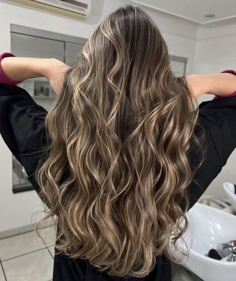 Ash Gold Highlights, Light Brown Babylights, Black Hair With Honey Highlights, Wavy Hair Highlights Black, Highlights Dark Brown Hair Wavy, Baby Lights Miel, Brown Hair With Heavy Blonde Highlights, Baby Lights Caramelo, Balayage Chocolate Claro