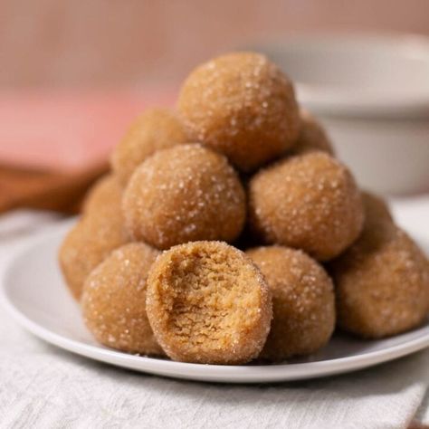 snickerdoodle protein bites - Joy to the Food Snickerdoodle Protein Muffins, Snickerdoodle Energy Balls, Savory Protein Powder Recipes, Snickerdoodle Balls, Snickerdoodle Protein Balls, Protein Bites Recipe, Protein Sweets, Quick Recipe Videos, Protein Balls Recipes