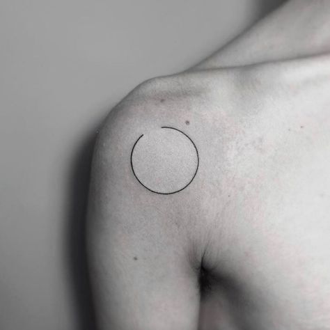 Break The Cycle Tattoo Ideas, Keep Going Symbol Tattoo, Minimal Shoulder Tattoo, Circle Of Life Tattoo, Minimalist Sun Tattoo, Circular Tattoo Designs, Enso Tattoo, Women's Back Tattoos, Full Circle Tattoo