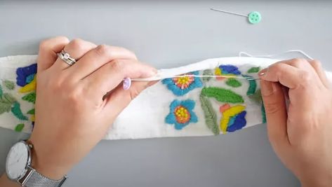 This is a guide to turning a plain headband into an embroidered fabric headband. Learn how to cover a headband with this simple step-by-step sewing tutorial. Diy Headband Tutorial, Headband Embroidery Pattern, Hand Embroidery Headband, Hand Embroidered Headband, Embroidery Headband Diy, Embroidered Headband Diy, Headband Ideas Diy, Fabric Headbands Diy, Hobbit Life