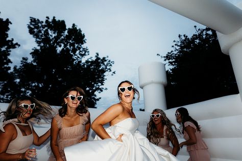 Bride and bridesmaids playing around with heart-shaped glasses - photo by Jess Rene Photos Heart Glasses Wedding Reception, Heart Shaped Glasses Wedding, Wedding Party Sunglasses, Bola Disco, Bride With Glasses, Bridesmaid Glasses, Wedding Group Photos, Sunny Pictures, Wedding Foto