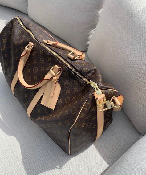 Best Travel Bags, Sac Louis Vuitton, Louis Vuitton Travel Bags, Super Rich Kids, Bags Vintage, Luxury Lifestyle Dreams, Louis Vuitton Keepall, Bags Aesthetic, Iconic Bags