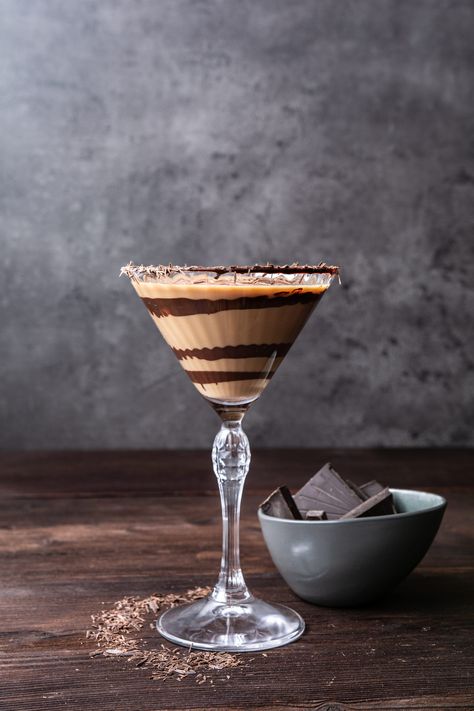 Eapreaao Martini, Chocolate Espresso Martini Recipe, Chocolate Espresso Martini, Sweet Martini, Chocolate Martini Recipe, Sweet Cocktail, Flavored Coffee Creamer, Espresso Martini Recipe, Martinis Drinks