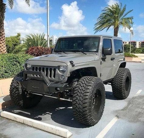 My ideal Jeep Wish I could have gotten this color or the bluish gray color Two Door Jeep, 90s Jeep, Carros Jeep, 2 Door Jeep, Two Door Jeep Wrangler, G65 Amg, Jeep Wrangler Lifted, Jeep Baby, Badass Jeep