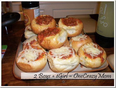 Spaghetti Bread, Bread Bowls, Think Food, Bowls Recipe, Garlic Bread, I Love Food, Yummy Dinners, Good Eats, Cooking And Baking